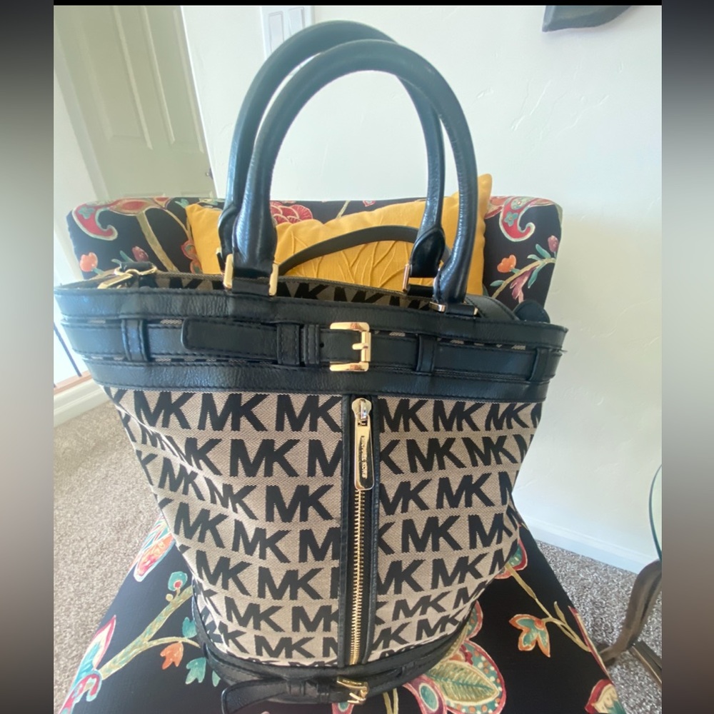Michael Kors Large Kingsbury Bucket bag in BLK and Beige.